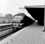 856914 Afbeelding van het electrische treinstel nr. 754 (mat. 1954, plan G, Hondekop) langs het tweede perron van het ...